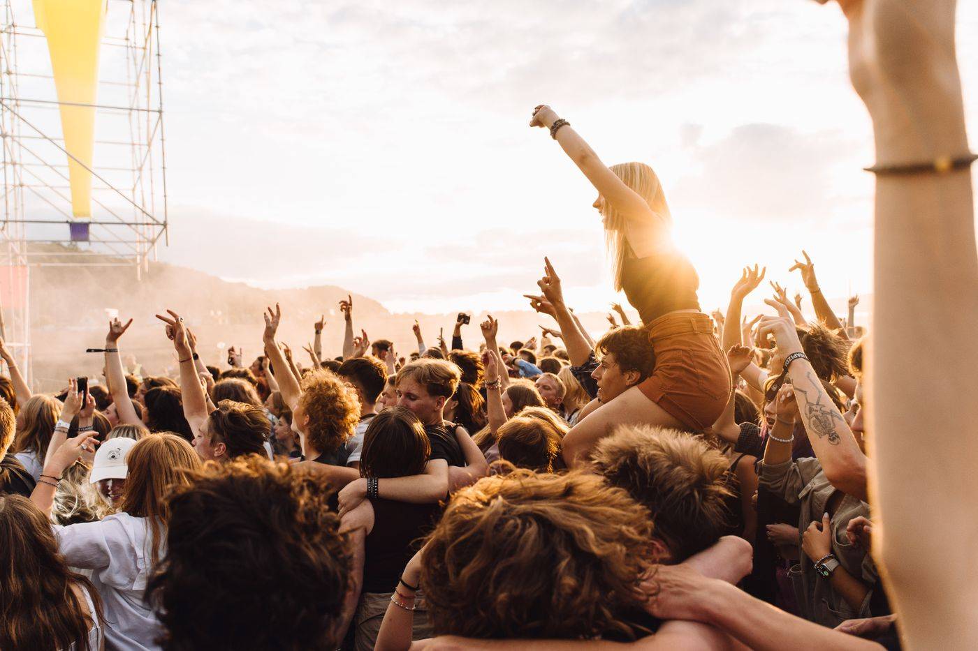 Festivalscene med publikum i solnedgang